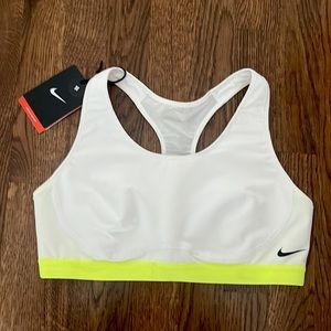 NWT Nike womens sports bra